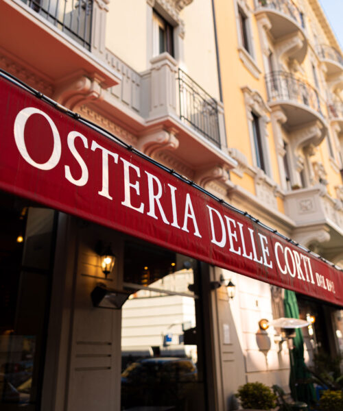 Insegna e ingresso Osteria delle Corti Milano, osteria storica in zona 8 Milano