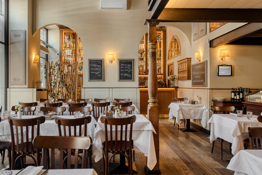 Interno accogliente Osteria delle Corti Milano, osteria storica con cantina vini esposti